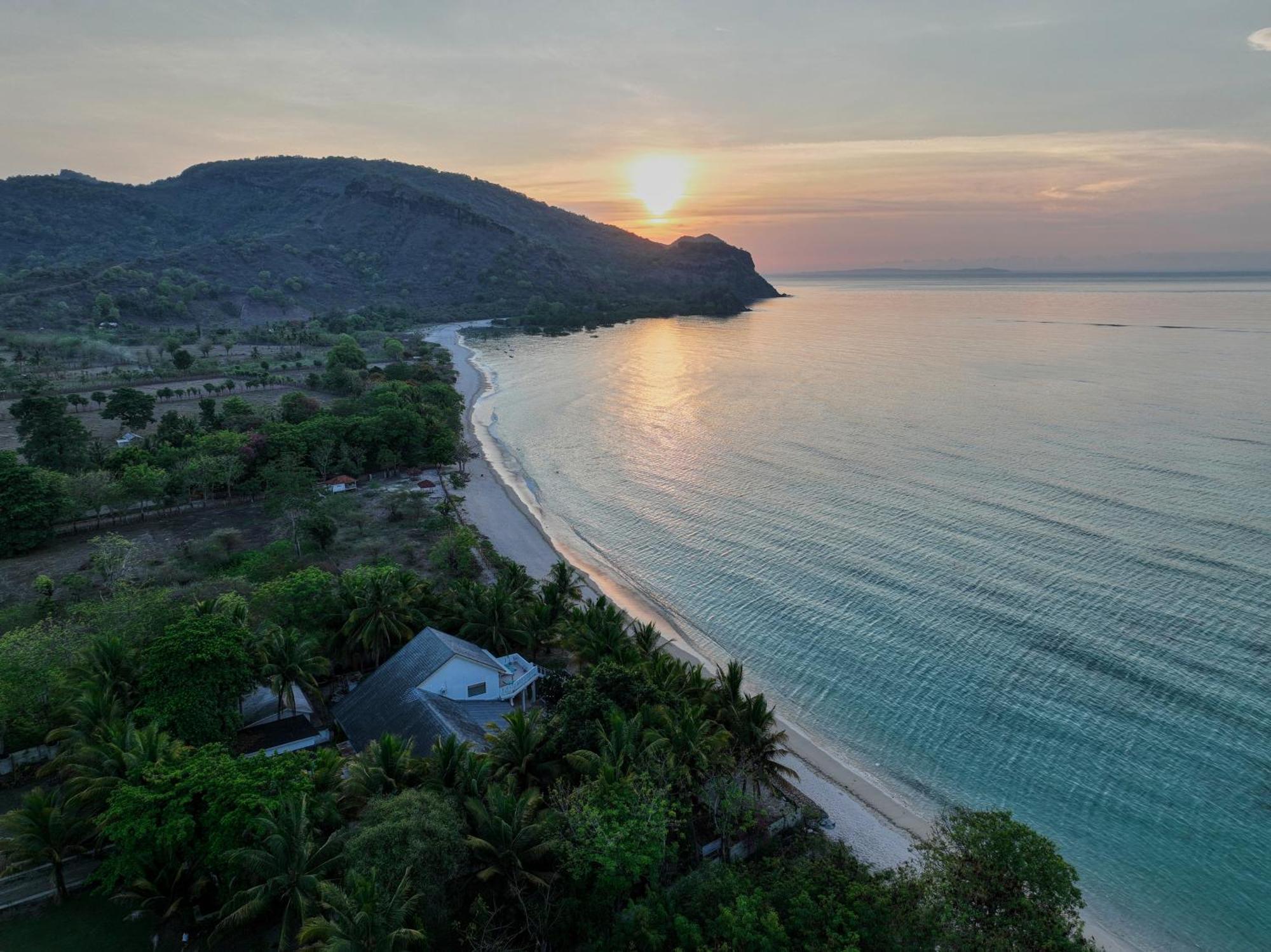 Myamo Beach Lodge Jereweh Exteriér fotografie